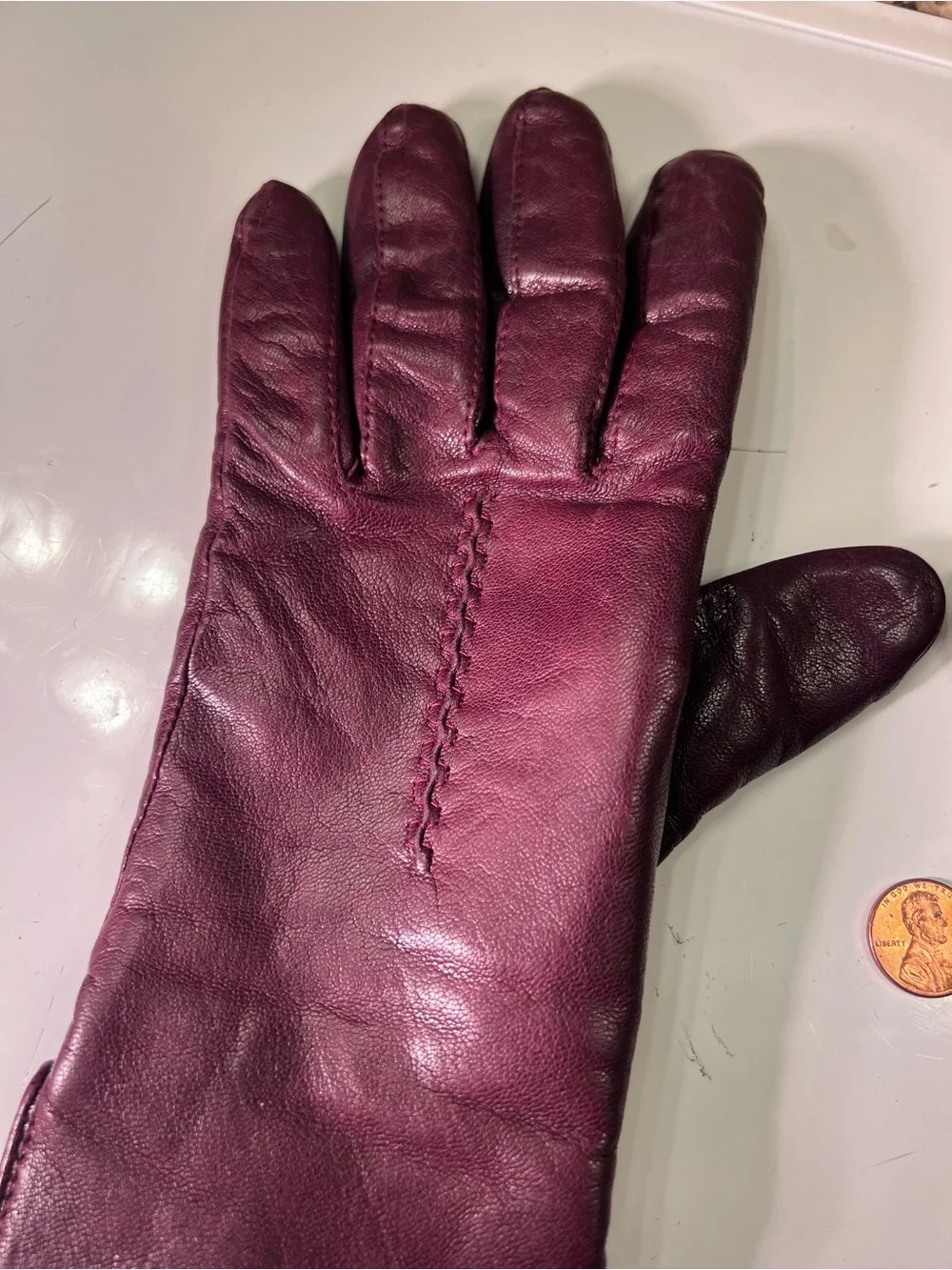 Women’s Size Medium Leather Gloves in burgundy with a cashmere lining
